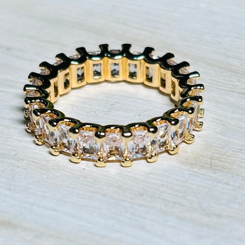 Sparkly baguette-shaped crystal stone and gold-toned ring. Size 7 3/4 - Picture 7 of 10